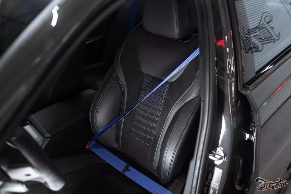 BMW 3 G20. Установка деталей обвеса и установка синих ремней безопасности.